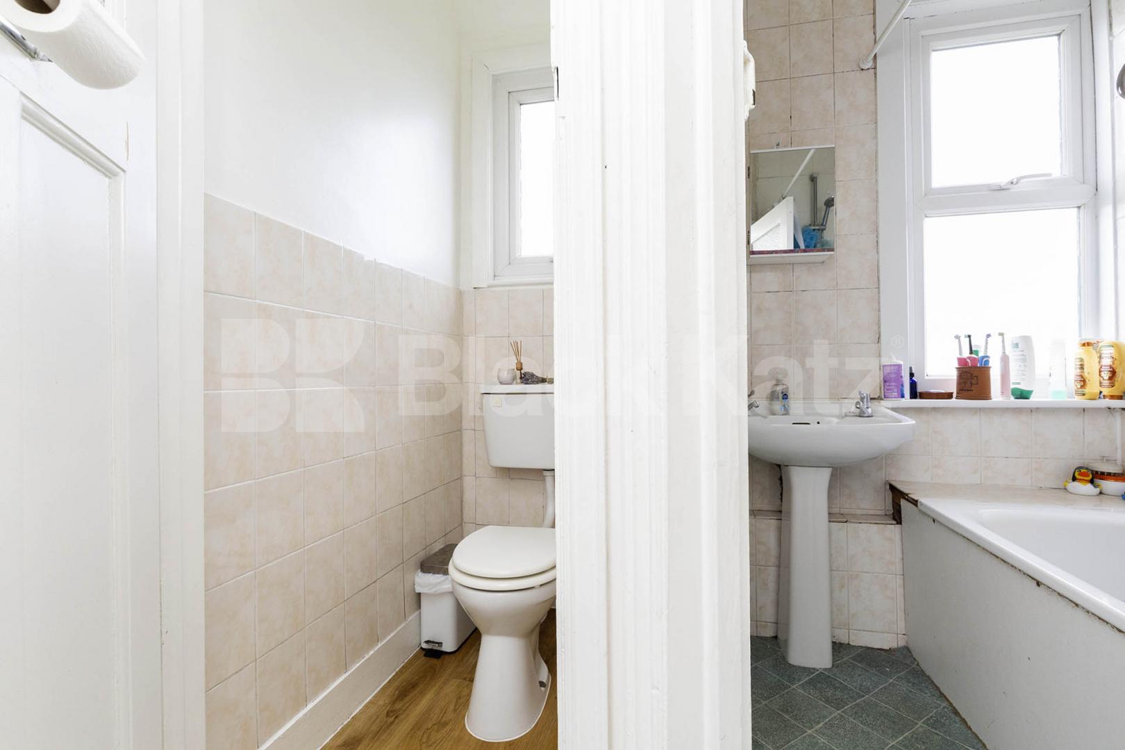 beautiful 3/4 bedroom house that will make the ideal home for a family Fairlawn Ave, East Finchley 